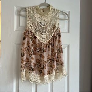 Honey Punch sleeveless floral and lace boho top, size small